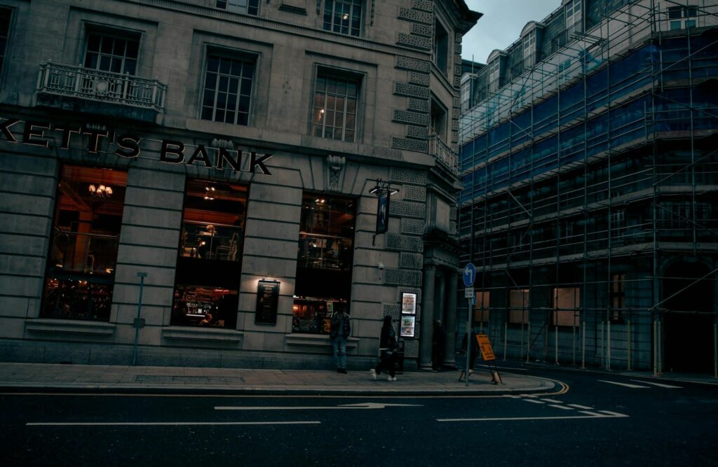 Façade d'une banque traditionnelle en centre-ville comparée aux fintech sans agences