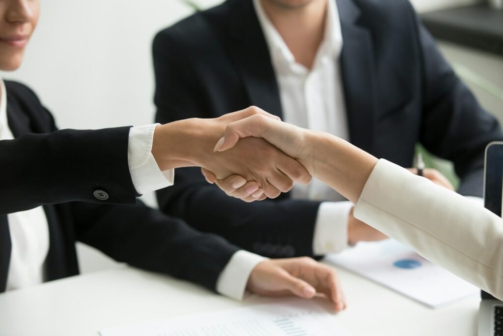 serrage de mains à la signature d'un contrat d'emprunt immobilier. Les 10 erreurs à ne pas commettre en 2025