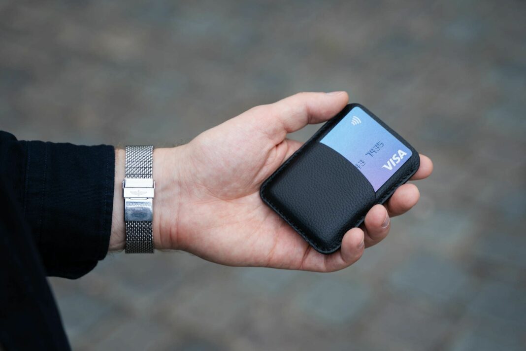 Main tenant une carte bancaire Visa pour paiements professionnels