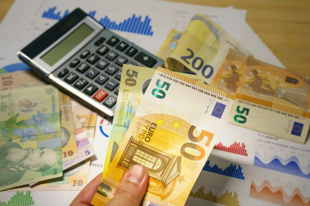 Calcul des avantages de l'épargne salariale avec billets euros et graphiques financiers