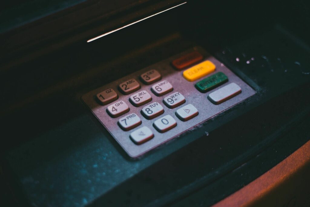 Distributeur automatique de billets pour retrait d'espèces avec carte sans banque