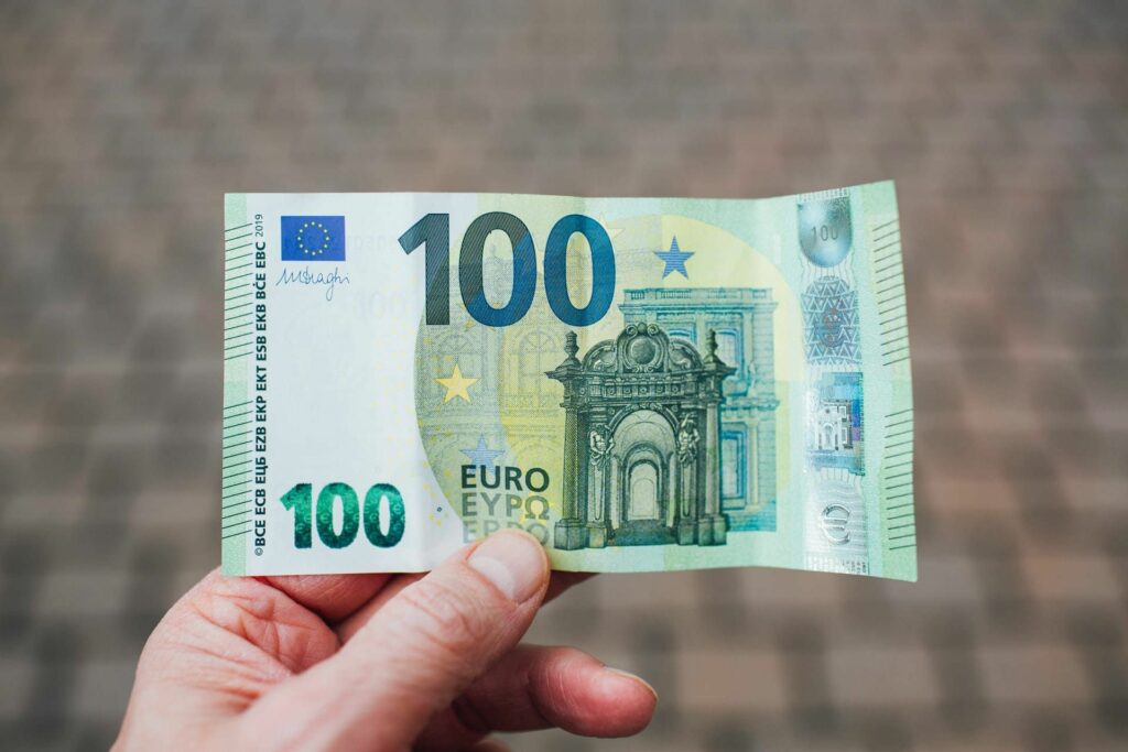 Ticket d'entrée banque privée - patrimoine minimum requis représenté par billet de 100 euros