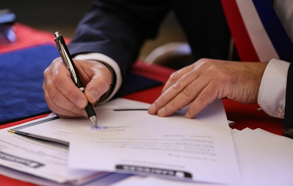 Signature d'un contrat de crédit-bail immobilier entre entreprise et société de crédit-bail